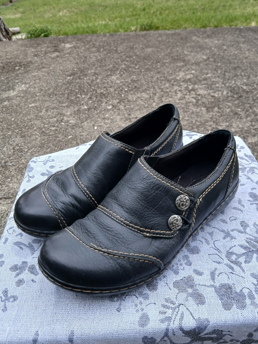 Clarks Women's Size 8 Black Slip-On Leather Casual Shoes